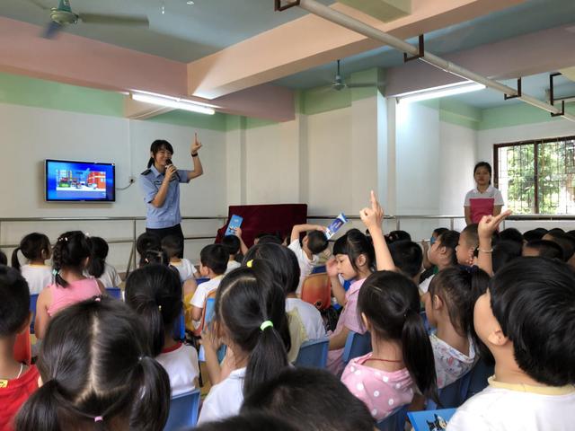 萬江交警走進勝利幼兒園開展交通安全宣傳活動