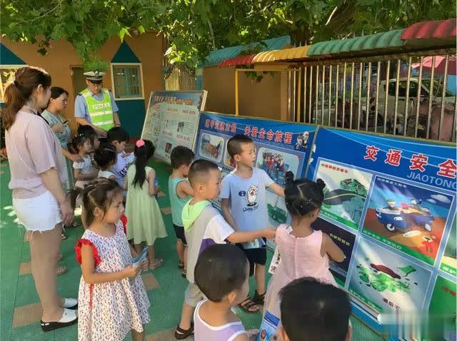 【鎮(zhèn)平交警】“七進(jìn)”宣傳 | “大手拉小手”交通安全宣傳進(jìn)幼兒園