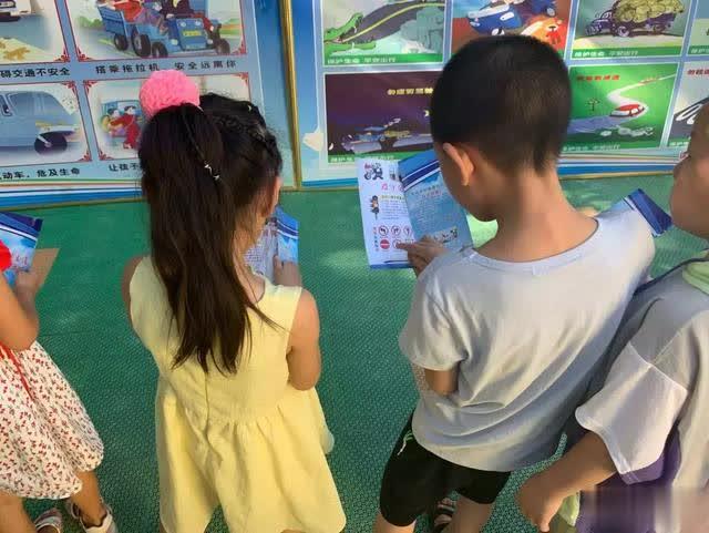 【鎮(zhèn)平交警】“七進(jìn)”宣傳 | “大手拉小手”交通安全宣傳進(jìn)幼兒園