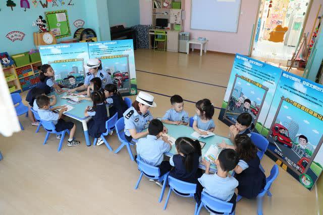 開學(xué)首日交警阿姨來講課 幼兒園小朋友在歡笑中學(xué)交通安全