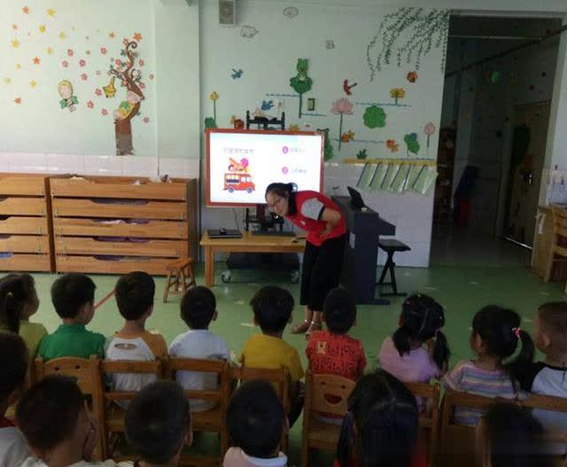 不亂吃東西——河?xùn)|工業(yè)園區(qū)實(shí)驗(yàn)幼兒園混齡一班食品安全教育活動(dòng)