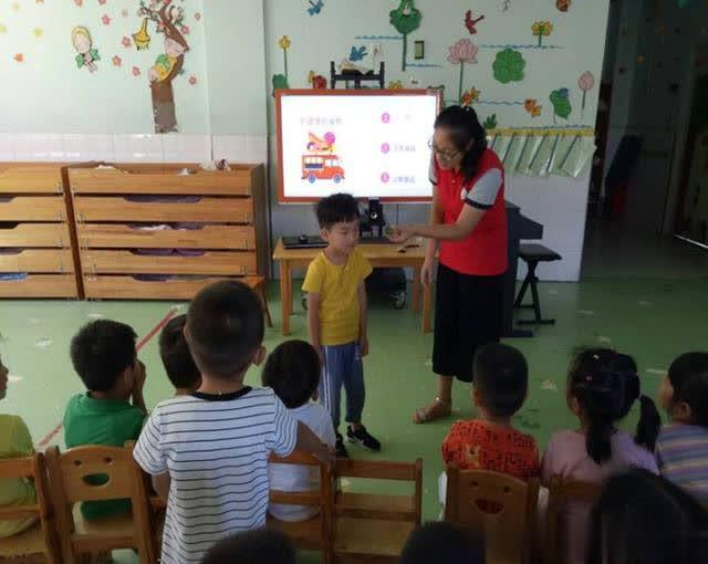 不亂吃東西——河?xùn)|工業(yè)園區(qū)實(shí)驗(yàn)幼兒園混齡一班食品安全教育活動(dòng)