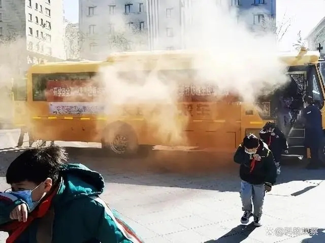 開學安全第一課——嶗山區張村河小學開展校車安全疏散應急演練