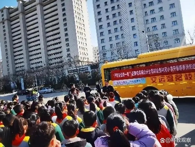 開學安全第一課——嶗山區張村河小學開展校車安全疏散應急演練
