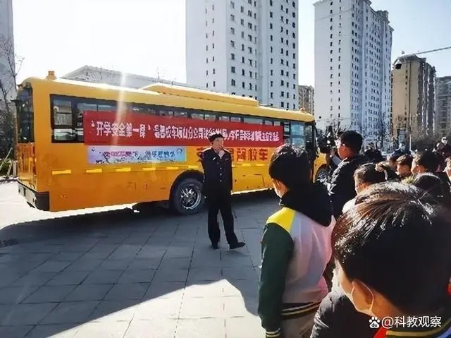 開學安全第一課——嶗山區張村河小學開展校車安全疏散應急演練