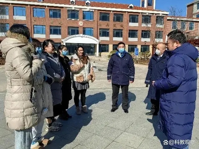 開學安全第一課——嶗山區張村河小學開展校車安全疏散應急演練