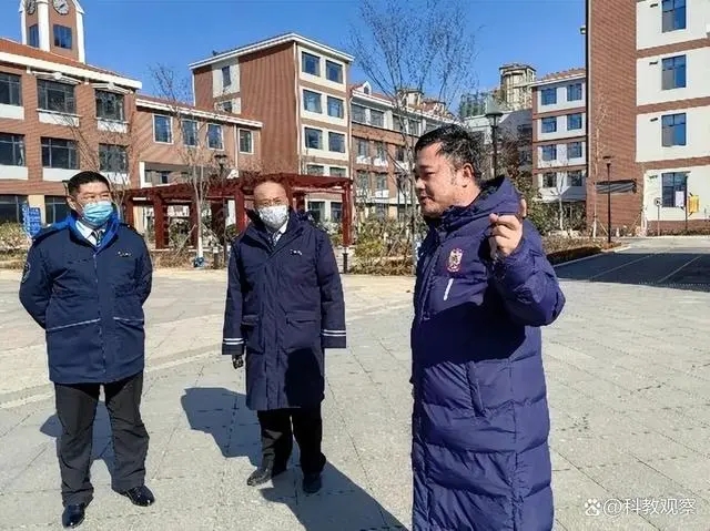 開學安全第一課——嶗山區張村河小學開展校車安全疏散應急演練