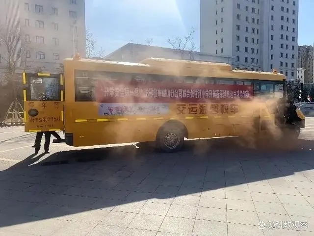 開學安全第一課——嶗山區張村河小學開展校車安全疏散應急演練