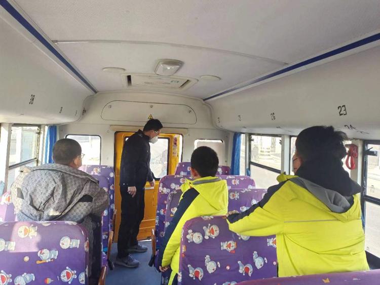 桓臺縣起鳳鎮華溝小學開展校車安全演練活動