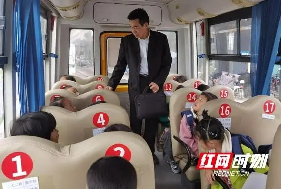 龍山縣開(kāi)展校車安全大檢查聯(lián)合整治行動(dòng)