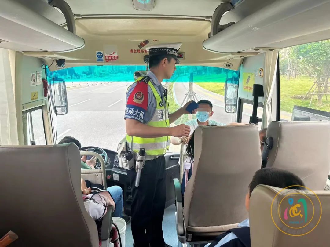 兩輛“黑校車”，被查！