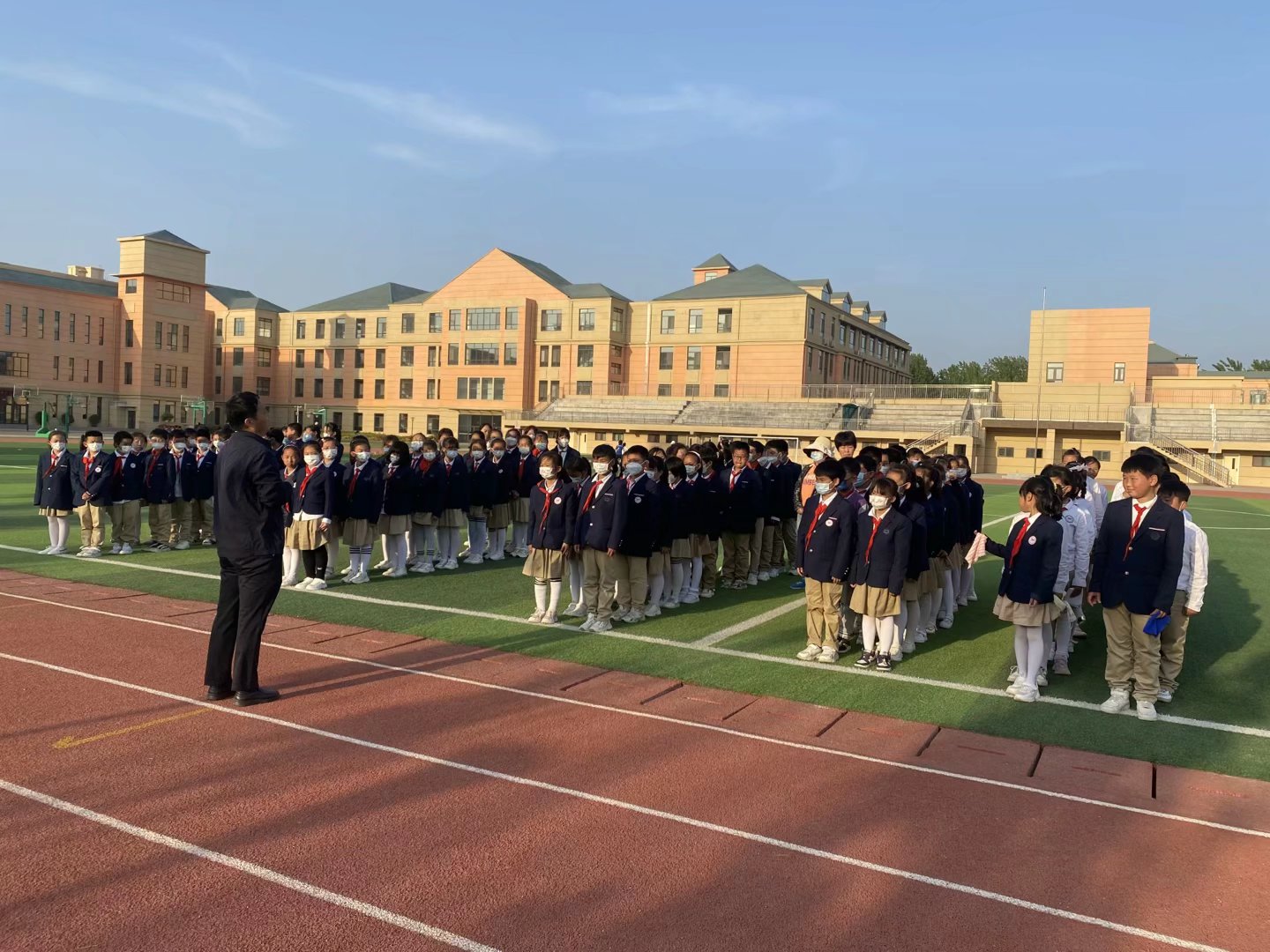 濟南高新區(qū)稼軒小學開展校車安全應急演練活動