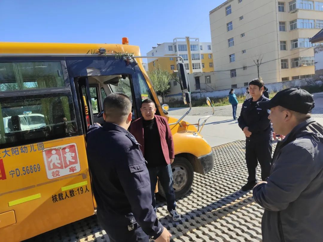 “幼”見(jiàn)交警 安全“童”行 交警二大隊(duì)走進(jìn)幼兒園開(kāi)展交通安全宣傳及校車(chē)檢查行動(dòng)