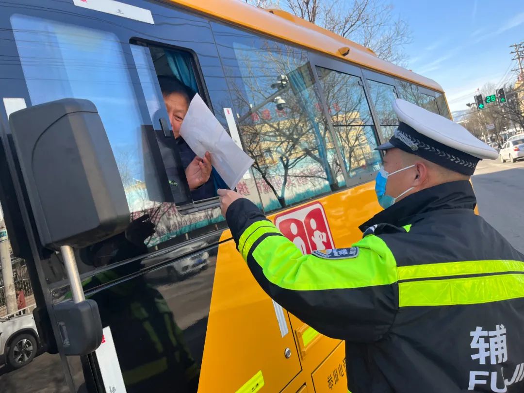 校車安全無小事！交警三大隊(duì)開展校車駕駛?cè)恕懊鎸?duì)面”安全宣傳