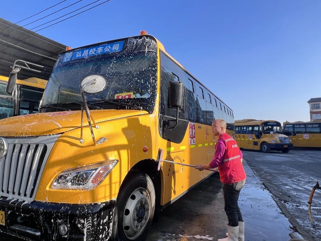 用心呵護 用愛護航 | 為確保新學期校車安全運行，校車大掃除保養很重要