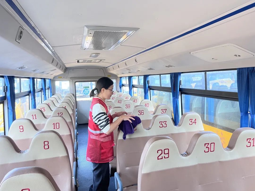 用心呵護 用愛護航 | 為確保新學期校車安全運行，校車大掃除保養很重要