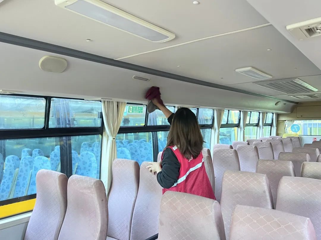 用心呵護 用愛護航 | 為確保新學期校車安全運行，校車大掃除保養很重要