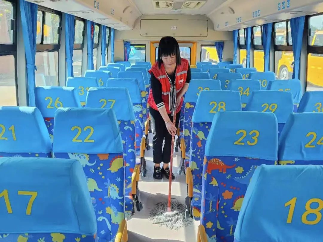 用心呵護 用愛護航 | 為確保新學期校車安全運行，校車大掃除保養很重要