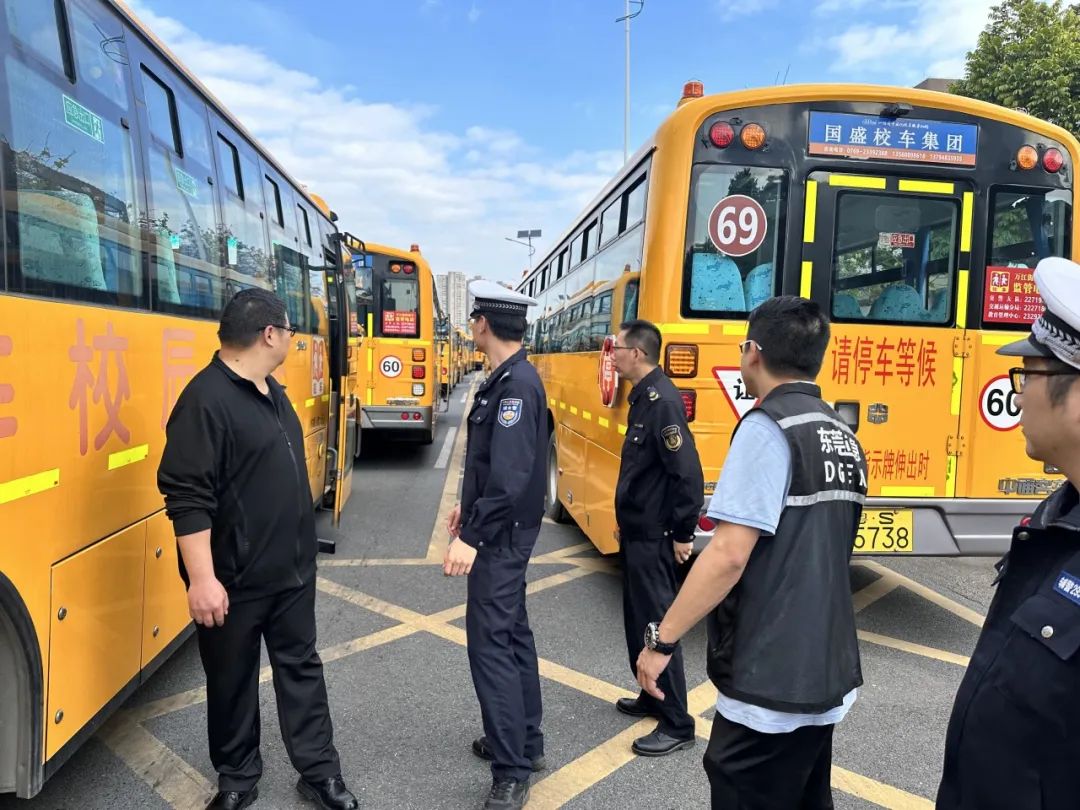 新學期啟航，萬江交警大隊攜手多方力量開展校車安全大檢查