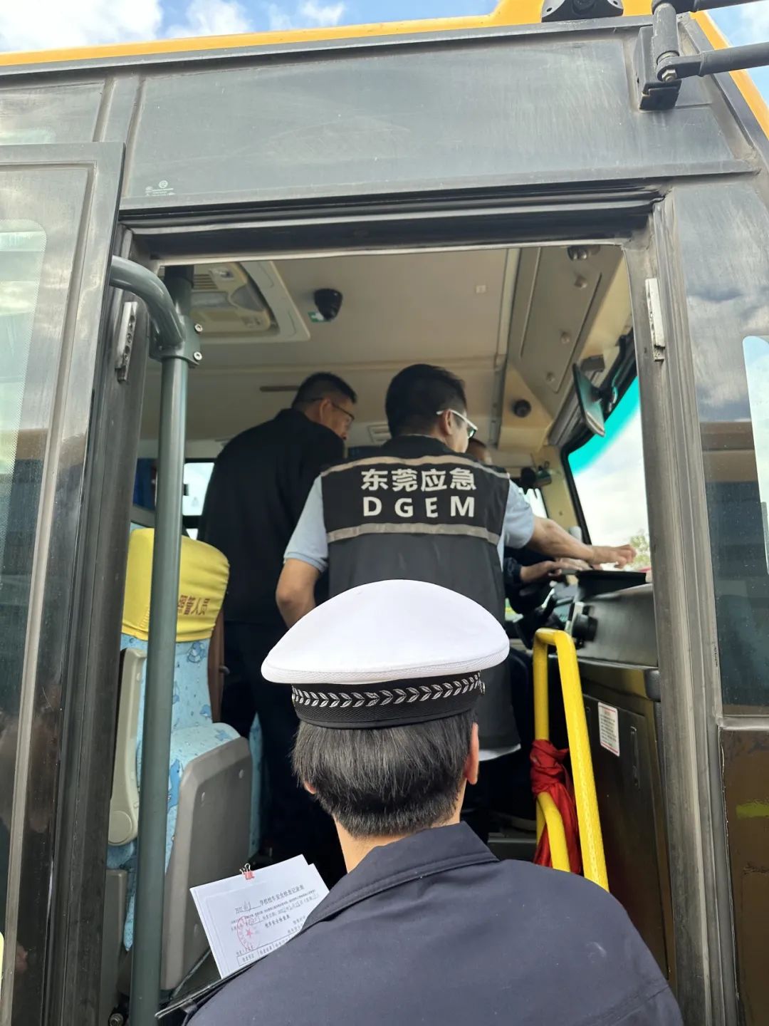 新學期啟航，萬江交警大隊攜手多方力量開展校車安全大檢查