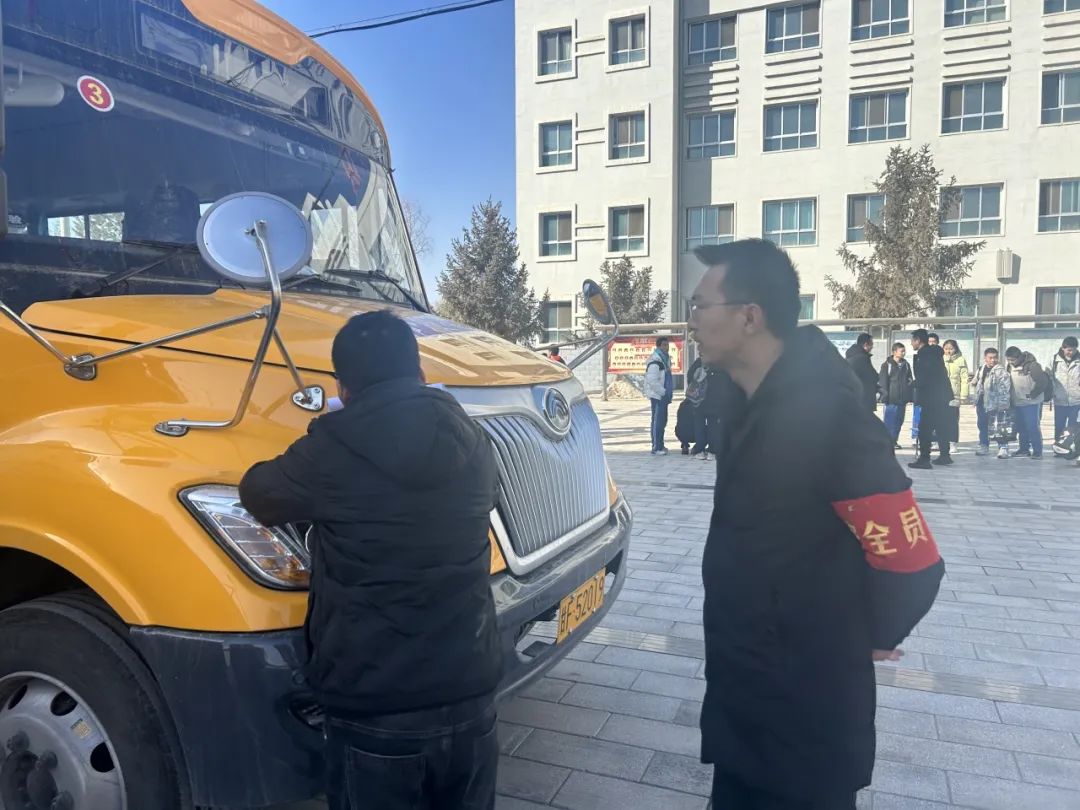 強化校車安全“大檢查” 擰緊校車出行“安全閥”—— 酒泉第五中學護航開學季