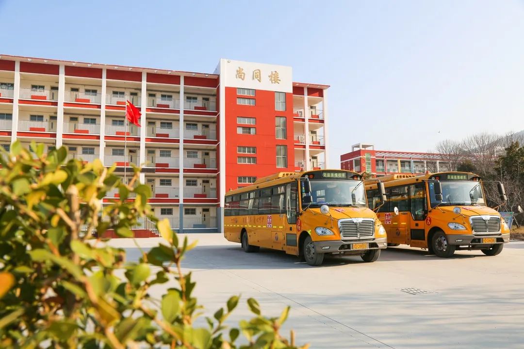 “親情校車行 溫暖求學(xué)路” 滕州市木石鎮(zhèn)木石中學(xué)校車正式開通