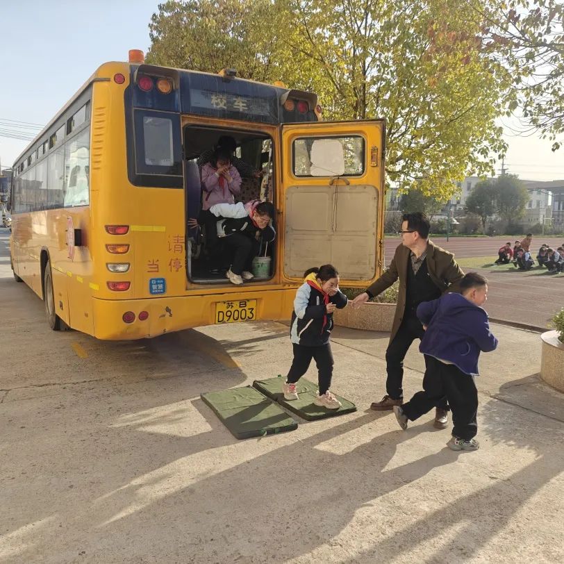 演練不松懈 安全伴童行——青陽實小旌陽分部校車著火逃生演練活動