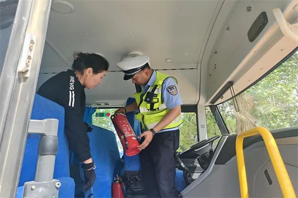 阿勒泰市公安局交警大隊強化校車安全“大檢查”，擰緊校車出行“安全閥”