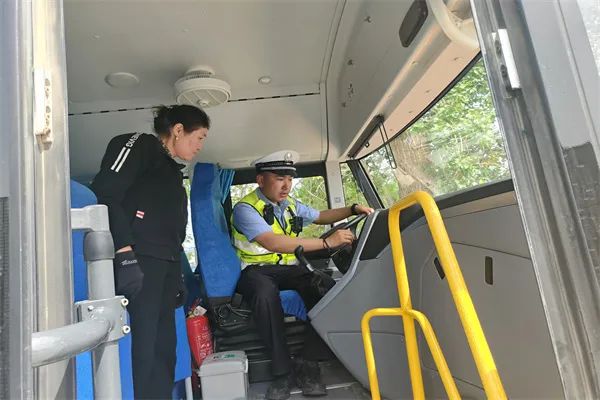 阿勒泰市公安局交警大隊強化校車安全“大檢查”，擰緊校車出行“安全閥”