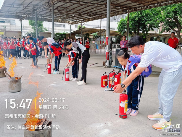 校車(chē)應(yīng)急演練 筑牢安全防線--惠州市惠城區(qū)金源學(xué)校2024年春季校車(chē)應(yīng)急逃生演練暨滅火器使用培訓(xùn)活動(dòng)