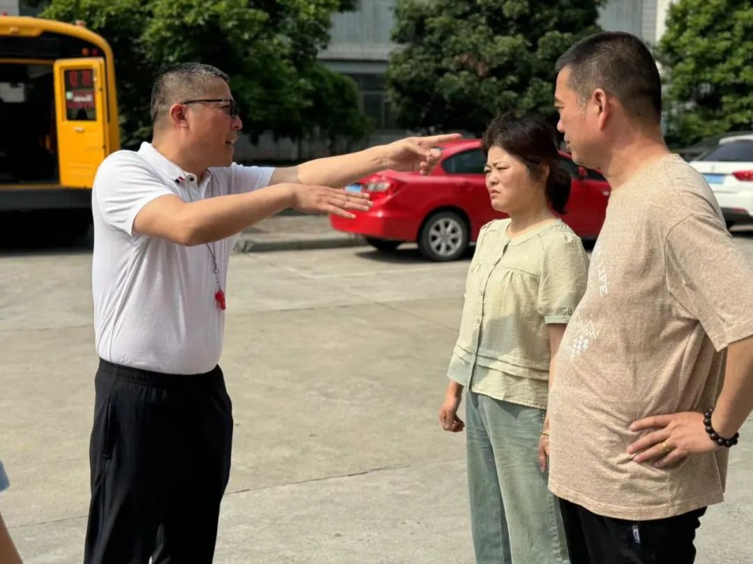 關(guān)注校車安全 護(hù)航學(xué)生出行——卜弋小學(xué)（泰村校區(qū)）開展校車安全逃生演練活動(dòng)