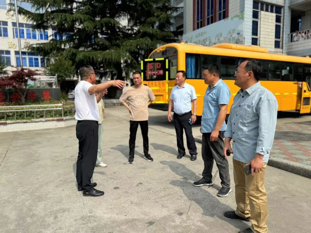 關(guān)注校車安全 護(hù)航學(xué)生出行——卜弋小學(xué)（泰村校區(qū)）開展校車安全逃生演練活動(dòng)