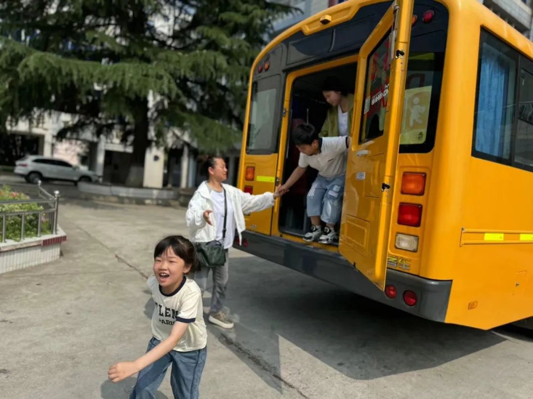 關(guān)注校車安全 護(hù)航學(xué)生出行——卜弋小學(xué)（泰村校區(qū)）開展校車安全逃生演練活動(dòng)