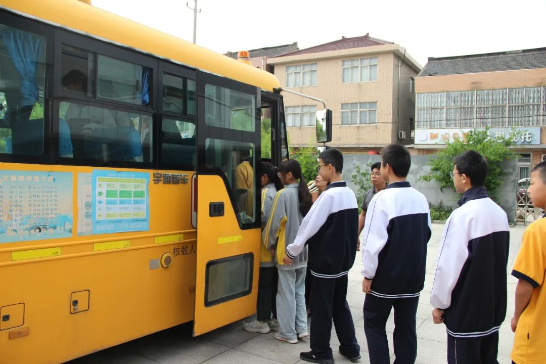校車應(yīng)急演練 筑牢安全防線——孟河中學(xué)開(kāi)展校車安全應(yīng)急逃生演練活動(dòng)