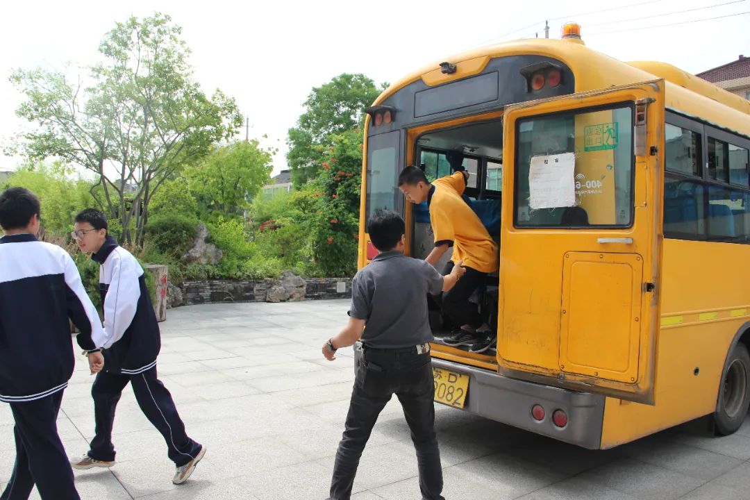 校車應(yīng)急演練 筑牢安全防線——孟河中學(xué)開(kāi)展校車安全應(yīng)急逃生演練活動(dòng)