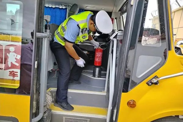 吉木乃縣公安局交警大隊持續開展校車安全大檢查