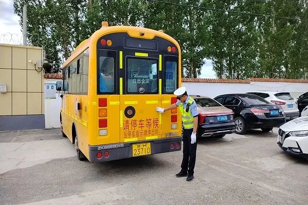 吉木乃縣公安局交警大隊持續開展校車安全大檢查