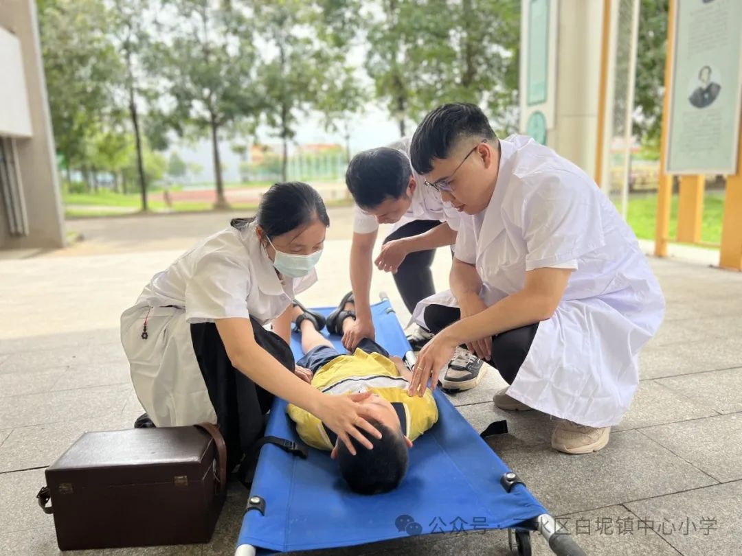 應急演練始于心，防范未然始于行——白坭鎮(zhèn)中心小學開展校車安全逃生及防暴演練活動