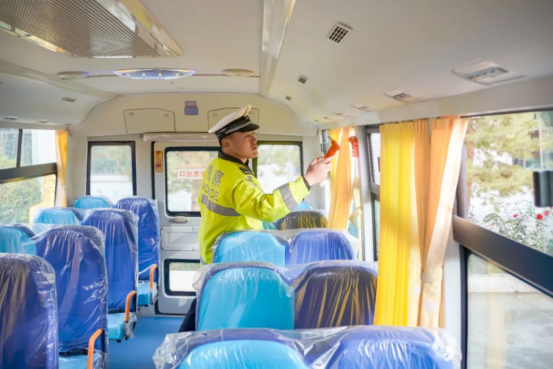 昌吉市七輛“大鼻子”專用校車全新亮相，開啟護娃模式