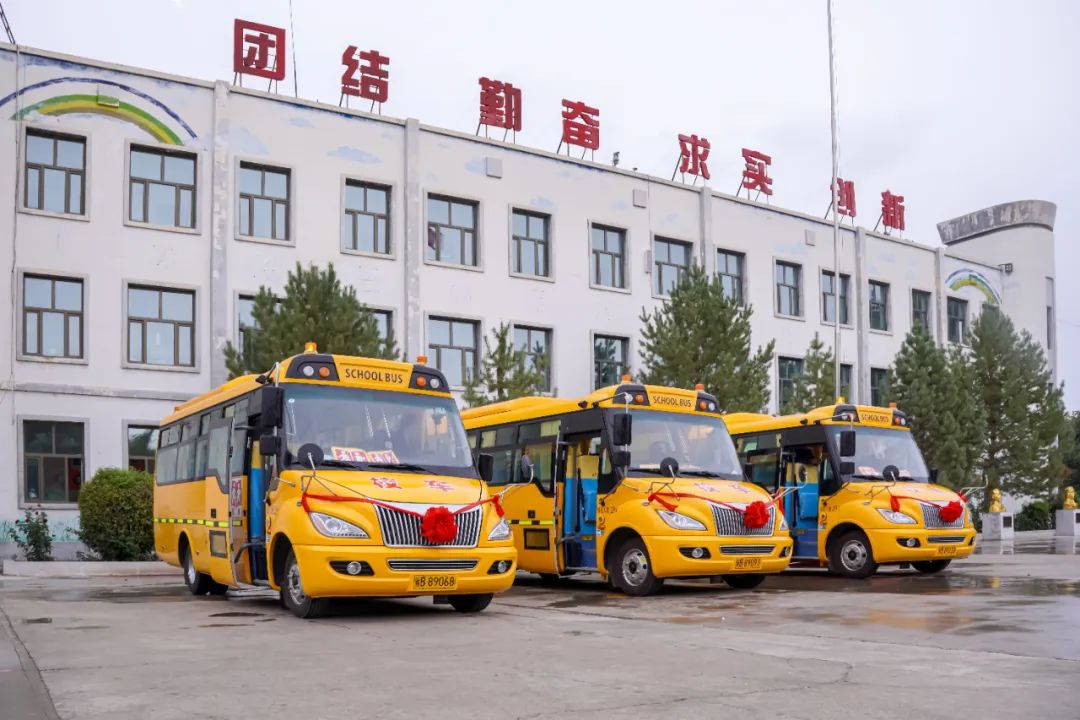 昌吉市七輛“大鼻子”專用校車全新亮相，開啟護娃模式