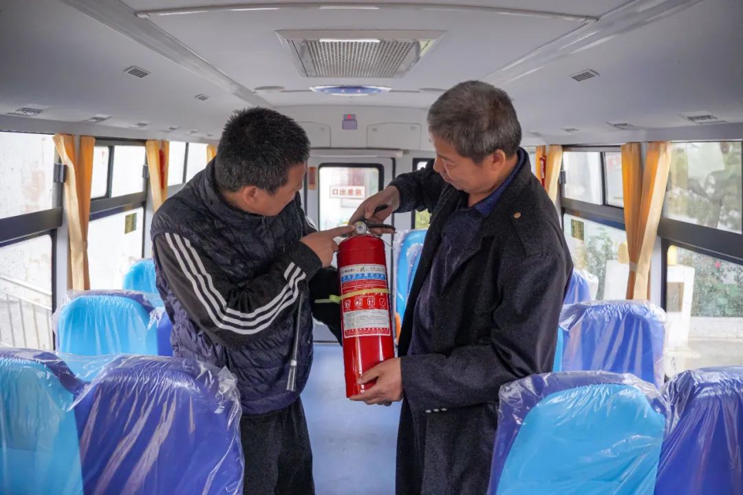 昌吉市七輛“大鼻子”專用校車全新亮相，開啟護娃模式