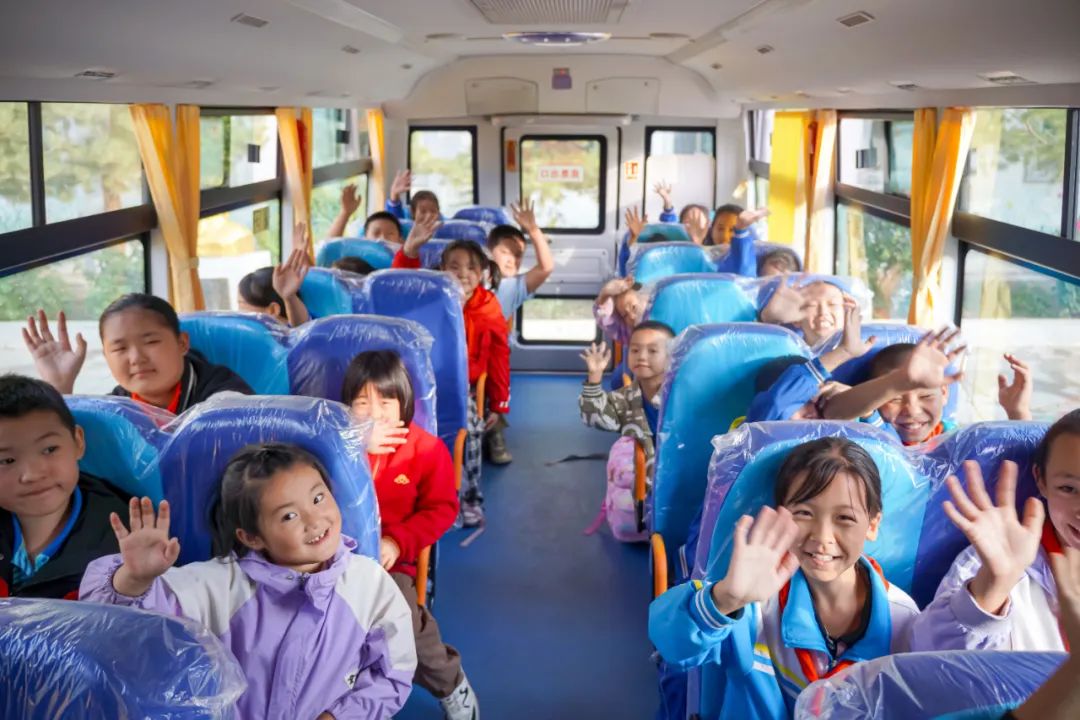 昌吉市七輛“大鼻子”專用校車全新亮相，開啟護娃模式