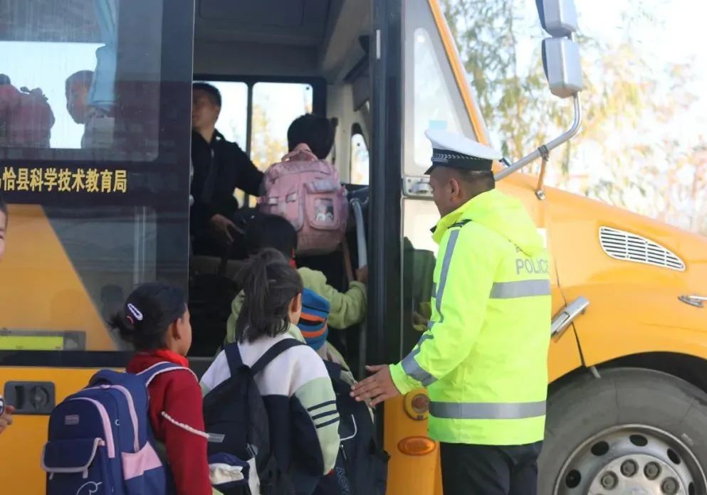 烏恰縣公安局開(kāi)展校車(chē)安全大檢查