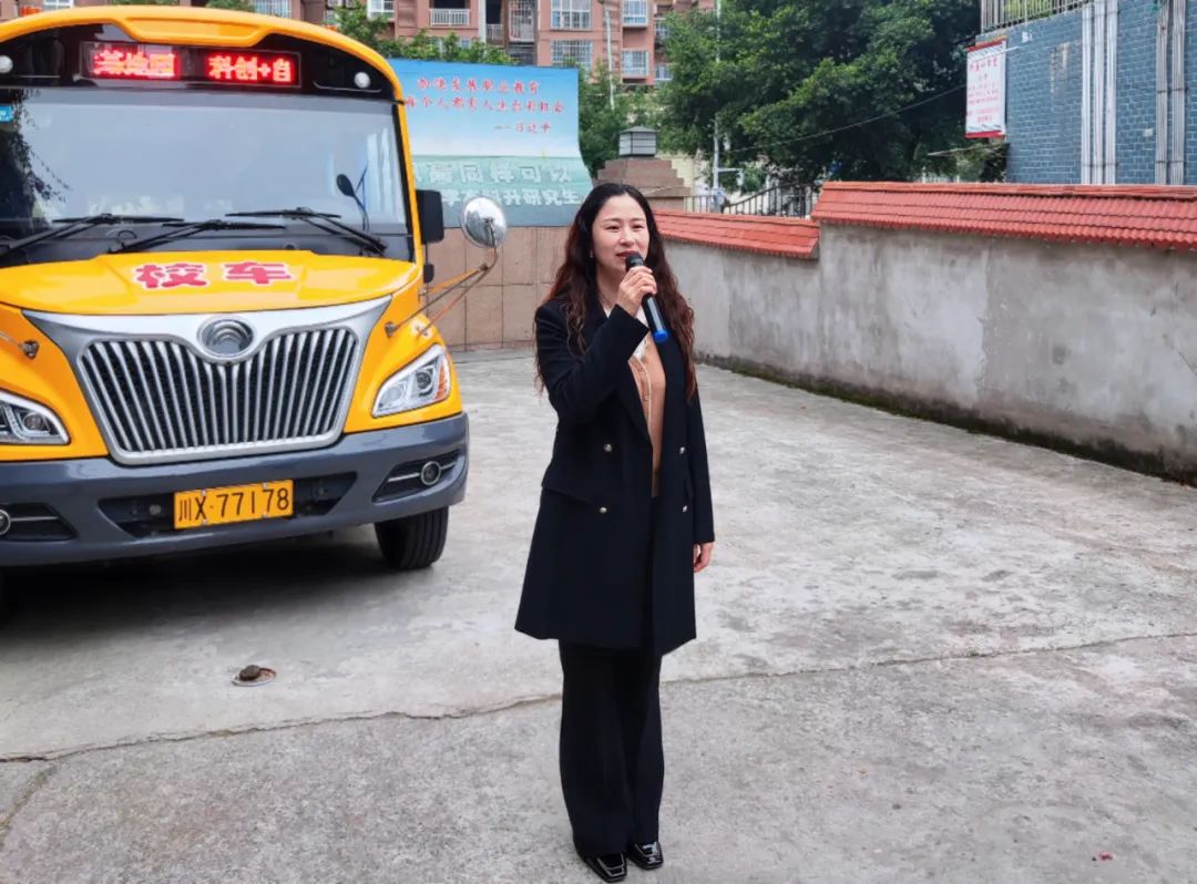 用心呵護(hù)，為愛護(hù)航——廣安市廣安區(qū)景上花幼兒園校車消防演練