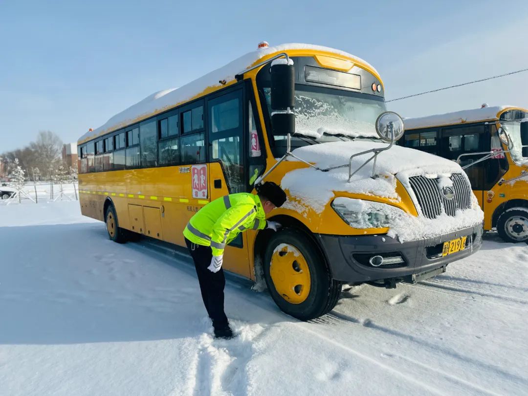 吉木乃交警校車安全“大檢查”為學生出行擰緊“安全閥”