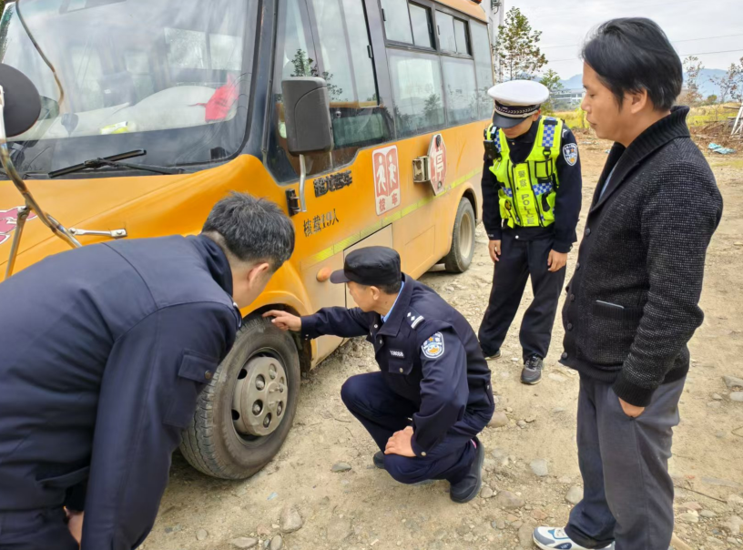 鉛山公安交警聯合多部門開展校車安全檢查