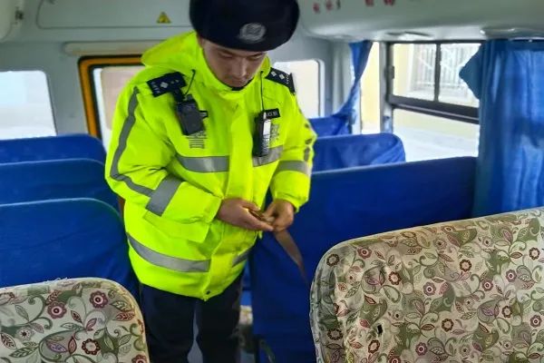 吉木乃縣公安局交警大隊開展冬季校車安全大檢查