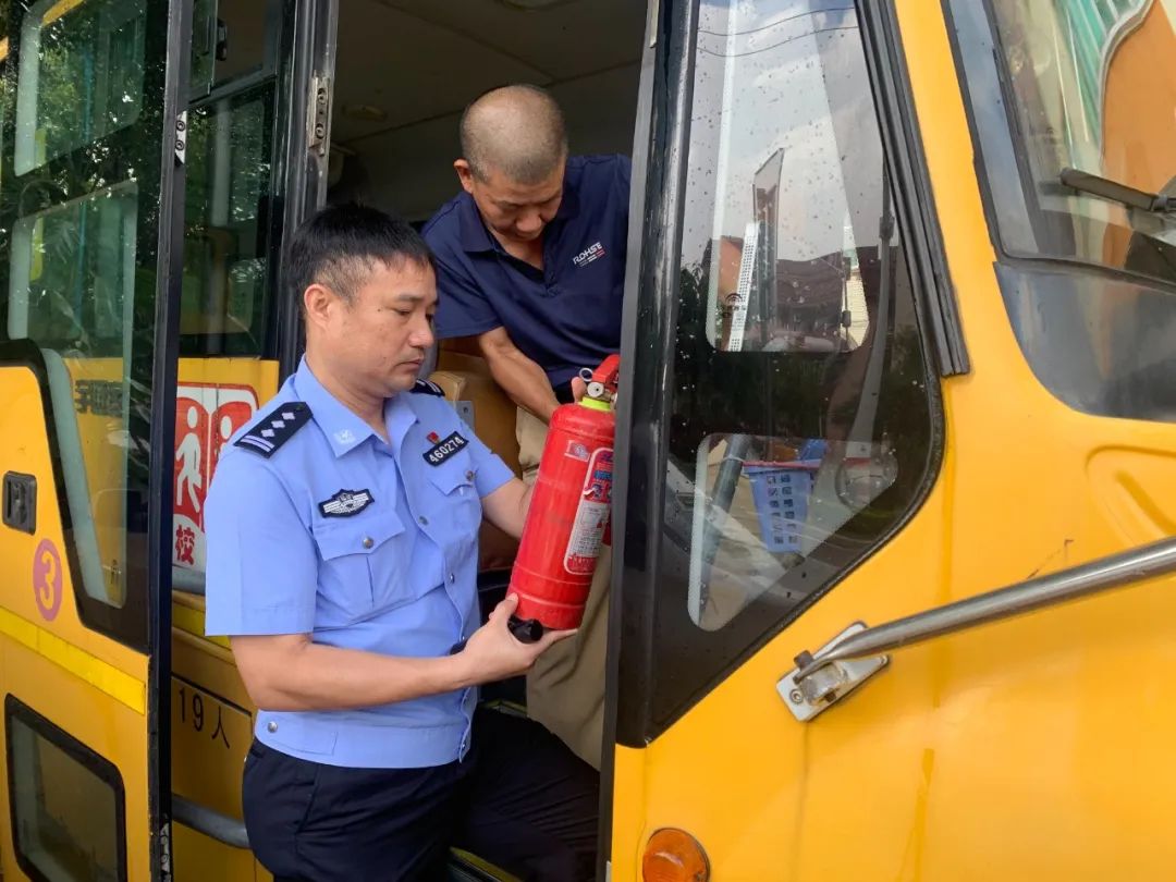 【平安校園】嚴把校車“安全關”——石獅市英才幼兒園迎接校車安全檢查 【平安校園】嚴把校車“安全關”——石獅市英才幼兒園迎接校車安全檢查