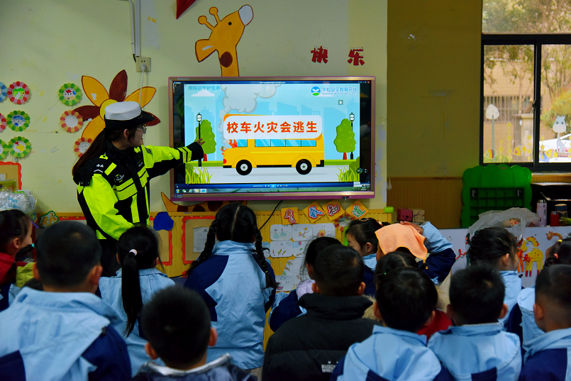 擰緊校車“安全閥” 筑牢學(xué)生“平安路”