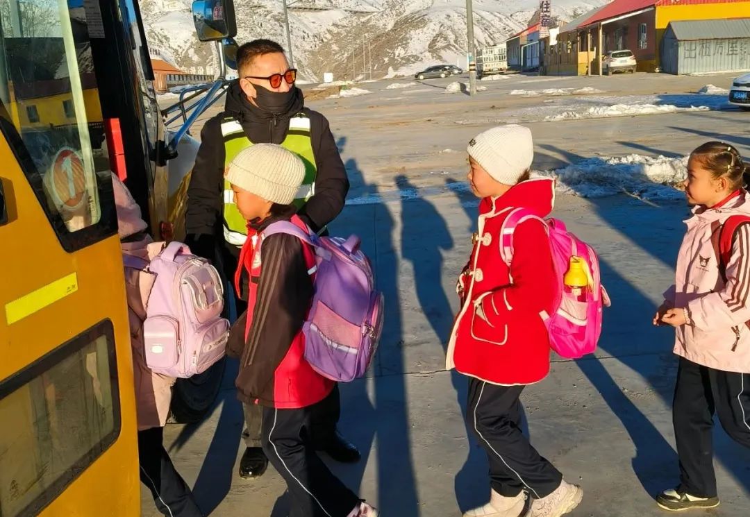 【蒲公綠色課堂·安全】--沖乎爾鎮寄宿制中護航成長校車安全